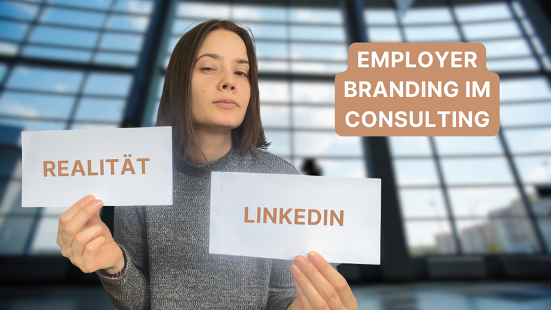 Katharina Rupp hält Schilder mit der Aufschrift Realität und LinkedIn