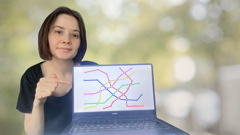 Katharina Rupp zeigt auf ein Liniennetz-Diagramm auf einem Laptop