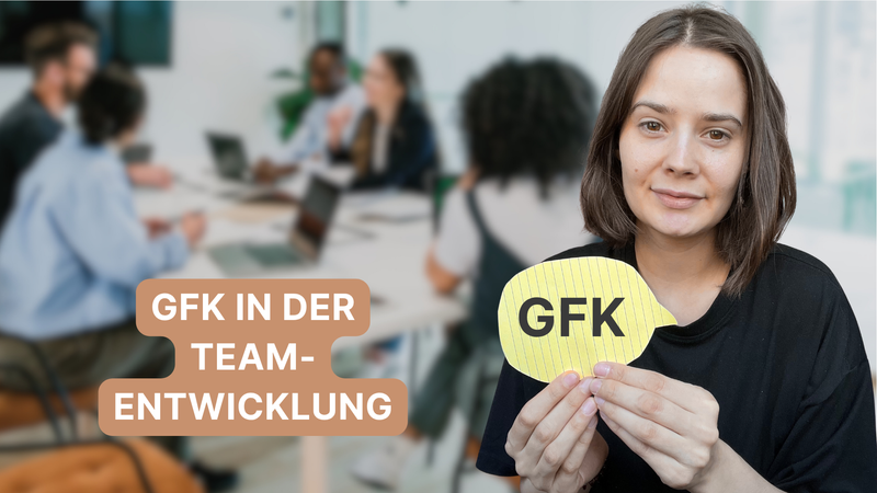 Katharina Rupp hält ein Schild mit der Aufschrift GFK