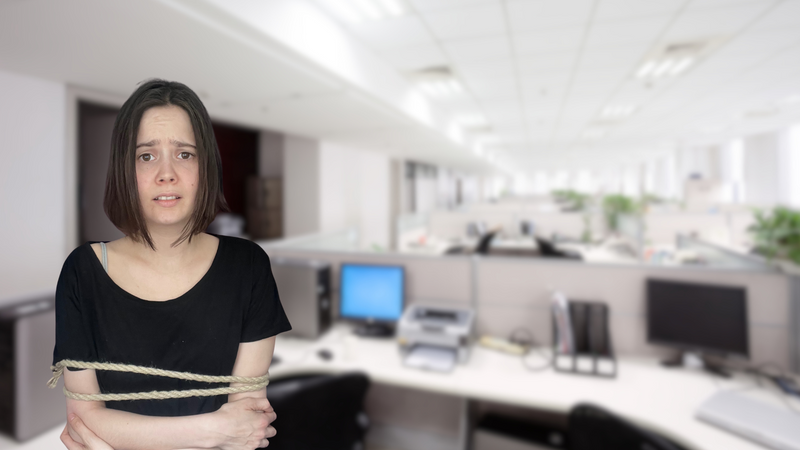 Katharina Rupp mit gefesselten Armen im Büro